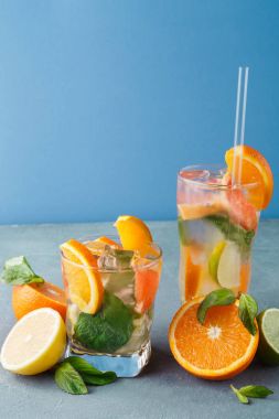 Narenciye içecekler ve meyve renkli yaz arka plan