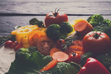 Pide ekmek arka plan üzerinde taze sebze