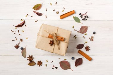 Beyaz ahşap, en iyi görünümü üzerinde kurutulmuş çiçek sonbahar çerçeve.