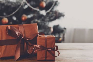 Noel hediyeleri dekore edilmiş ağaç arka planda, tatil kavramı