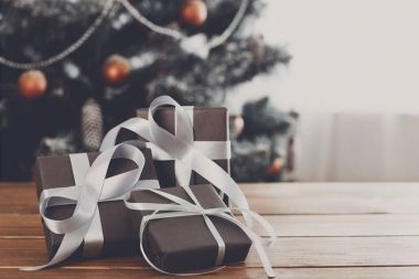 Bir şekilde dekore edilmiş ağaç arka planda, tatil kavramı Noel hediyeleri