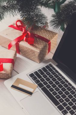 Online Kredi kartı ile alışveriş yakın çekim