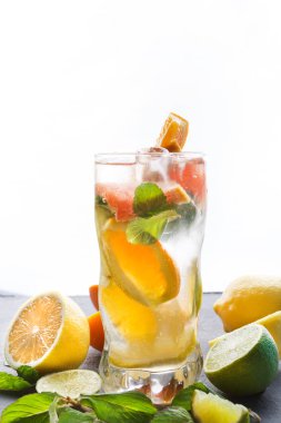 Narenciye içecekler ve meyve renkli yaz arka plan