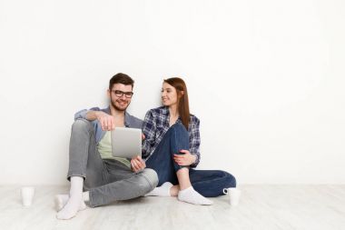 Ekip çalışması evde zevkle, çift dijital tablet ile