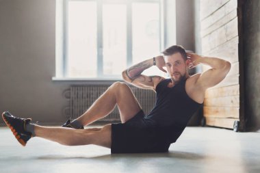 Çapraz egzersizi için abs fitness egzersiz genç adam