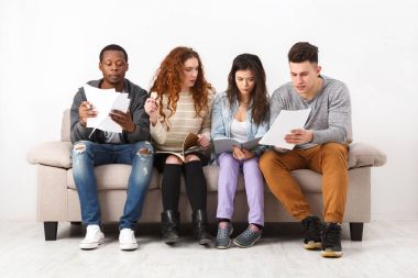 Çeşitli genç öğrenciler evde sınavına hazırlık