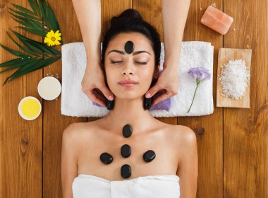 Şevval Özçelik Güzellik spa Sağlık Merkezi kadın için masaj taş yapmak