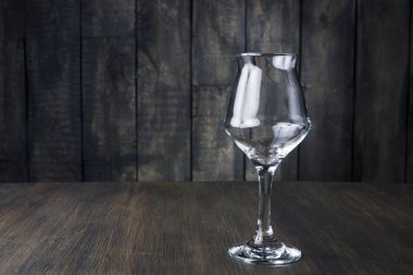 Koyu ahşap arka plan üzerinde boş bardak