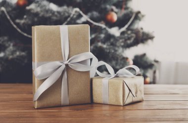 Noel hediyeleri dekore edilmiş ağaç arka planda, tatil kavramı