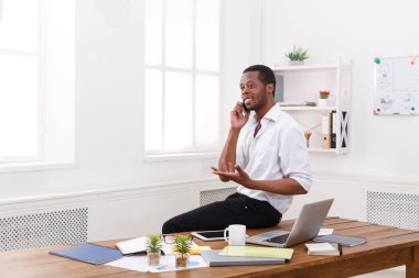 Modern beyaz Office mobile ile genç siyah işadamı