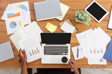 Afrikalı-Amerikalı işadamı iş, Masa üstü görünümü