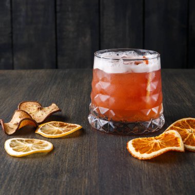 Turuncu kokteyl ile ahşap arka plan ağaç kavunu