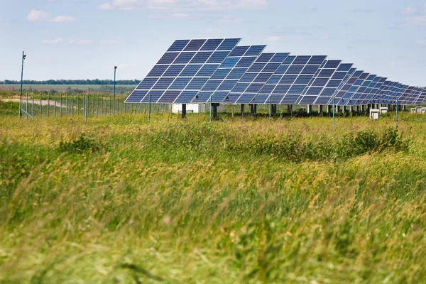 Güneş panelleri mavi gökyüzü arka plan