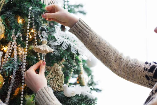 Mujer decorando árbol de Navidad, fondo de decoración de año nuevo —  Fotos de Stock