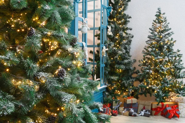 Διακοσμημένα χριστουγεννιάτικα δέντρα σε γιρλάντα λαμπερό φόντο — Φωτογραφία Αρχείου