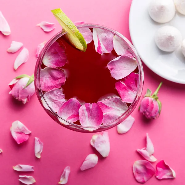 Róża koktajl w szampan szkło na różowym tle — Zdjęcie stockowe