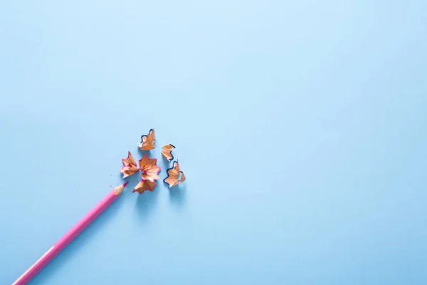 Raspas a lápis de cor em azul, espaço de cópia, vista superior — Fotografia de Stock