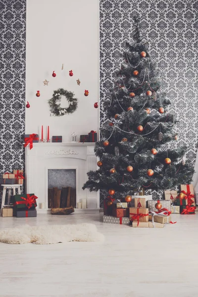 Χριστουγεννιάτικη διακόσμηση δέντρο στην σύγχρονη αντίληψη εσωτερικών, διακοπές — Φωτογραφία Αρχείου