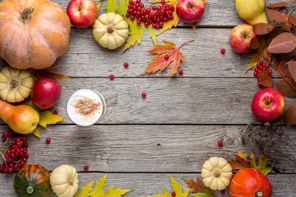 Fondo otoñal con hojas amarillas y calabazas — Foto de Stock