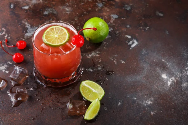 Kireç kahverengi masa arka plan üzerinde kırmızı kokteyl