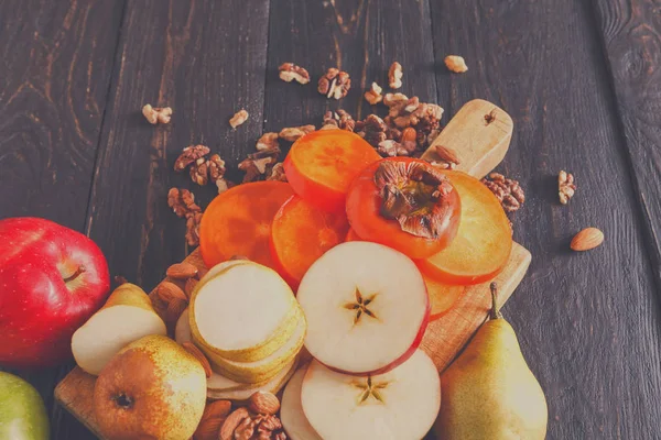 Υγιεινά τρόφιμα - ξύλινη σανίδα με φρούτα. — Φωτογραφία Αρχείου