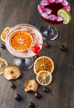 Rustik ahşap arka plan üzerinde renkli kokteyller