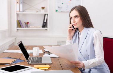 İş konuşalım, kadın ofiste telefonla danışmanlık