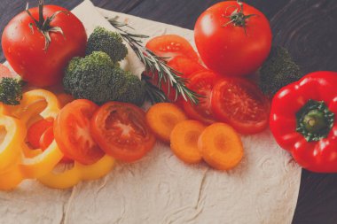 Pide ekmek arka plan üzerinde taze sebze.