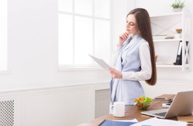 iş kadını dijital tablet üzerinde çalışıyor