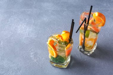 Narenciye içecekler ve meyve renkli yaz arka plan
