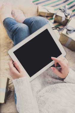 Kadın Noel alışveriş online tablet ile Üstten Görünüm