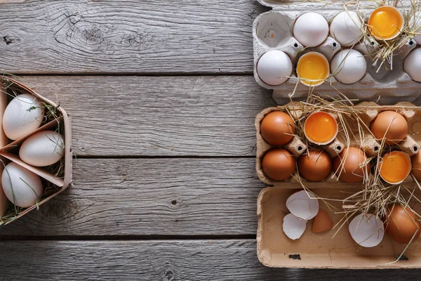 Taze yumurta karton rustik ahşap zemin üzerine