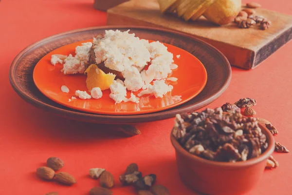 Здоровый завтрак - творог, орехи и фрукты — стоковое фото