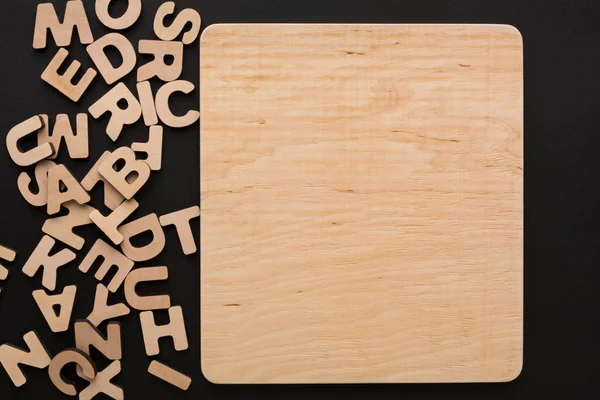Placa de madeira em branco com letras em inglês — Fotografia de Stock