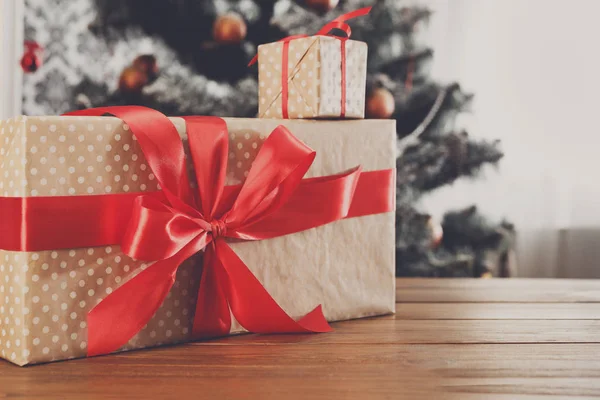 Regalos de Navidad sobre fondo de árbol decorado, concepto de vacaciones — Foto de Stock