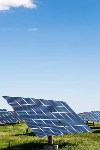 Paneles solares sobre fondo azul del cielo — Foto de Stock