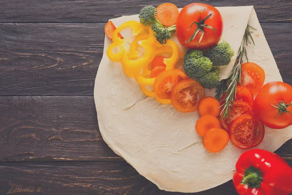 Çerçeve kopya alanı ahşap zemin üzerine taze sebze