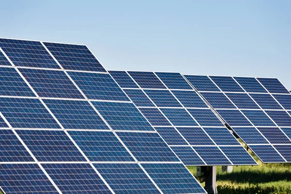 Zonnepanelen tegen blauwe hemelachtergrond — Stockfoto