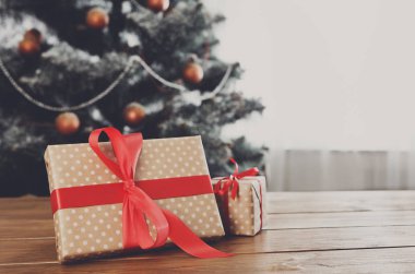 Noel hediyeleri dekore edilmiş ağaç arka planda, tatil kavramı