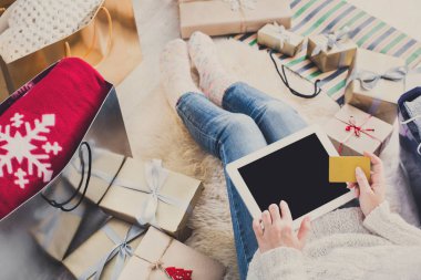 Kadın alışveriş online kredi kartıyla, üstten görünüm