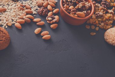 Sağlıklı gıda, fındık ve yulaf koyu arka plan üzerinde