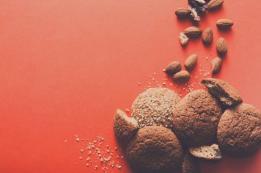 Sağlıklı gıda, fındık ve çerezleri parlak zemin üzerine