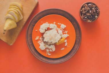 Sağlıklı kahvaltı - süzme peynir, fındık ve meyve