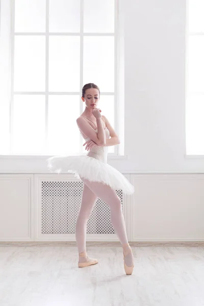 Bela dança bailarina na aula de balé — Fotografia de Stock
