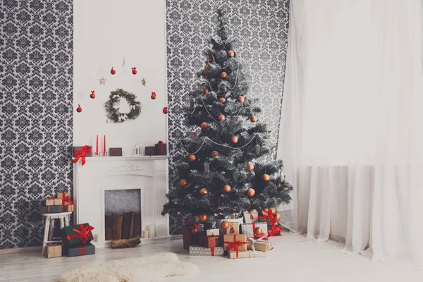 Arbre décoré de Noël dans l'intérieur moderne, concept de vacances — Photo