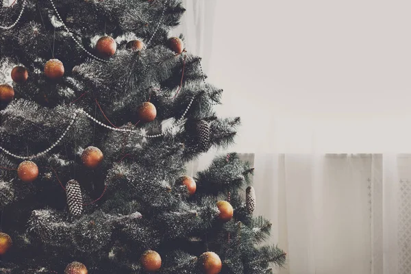 Árbol decorado de Navidad, primer plano, espacio para copiar en la ventana — Foto de Stock