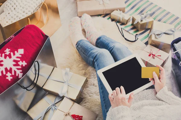 Kadın alışveriş online kredi kartıyla, üstten görünüm