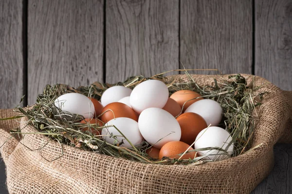 Çuval, organik arka plan tarım taze tavuk kahverengi yumurta