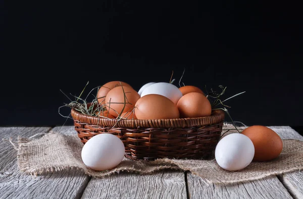 Taze tavuk beyaz ve kahverengi çuval closeup, arka plan tarım organik yumurta