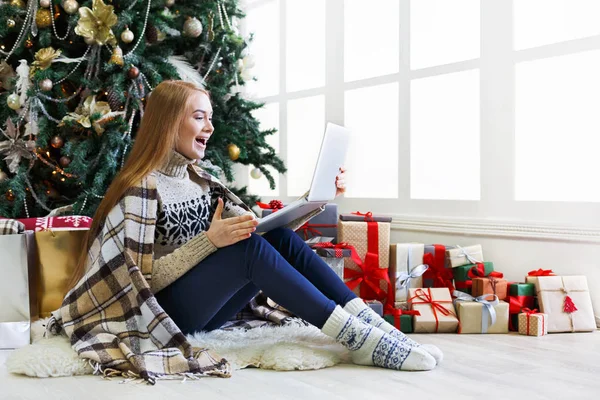 Donna sorpresa online sul computer portatile a Natale interno — Foto Stock